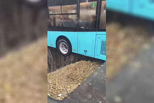 В Казани под троллейбусом провалился асфальт, он повис над возникшей ямой