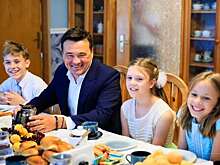 Андрей Воробьев навестил приемную семью, которая взяла под опеку 9 детей из Донбасса