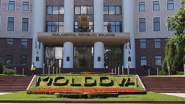 Парламент Молдавии одобрил отставку главы Нацбанка