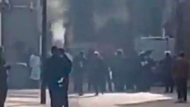 Грузовик подожгли у места встречи Лекорню с однопартийцами в центре Парижа