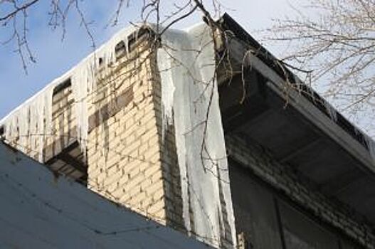 В Воронежской области два человека пострадали после падения наледи
