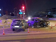Два человека попали в больницу после столкновения двух легковушек в Вологде