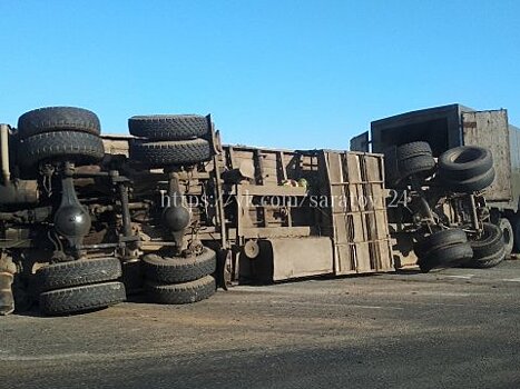 На трассе под Саратовом перевернулся КамАЗ с арбузами