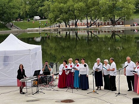 На Коньковских прудах провели отчетный концерт «С песней по жизни!»