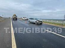 В Калининградской области на трассе, ведущей к границе с Литвой, автомобиль поочередно врезался в две машины