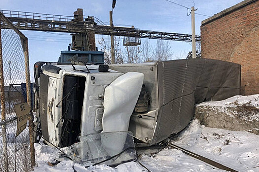 В Иркутске грузовик попал в ДТП с тепловозом