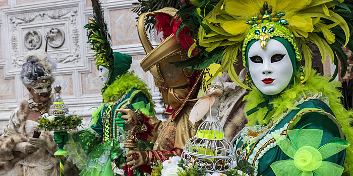 Венецианский карнавал после ковида: медицинские маски сменили на маски из папье-маше