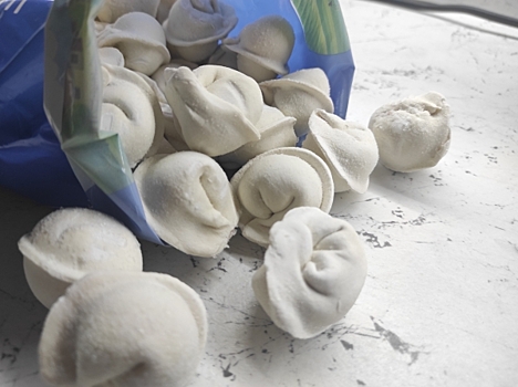 Уральские пельмени плавают в пруду Екатеринбурга