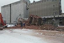Из-под завалов рухнувшего завода в Омске извлекли тело