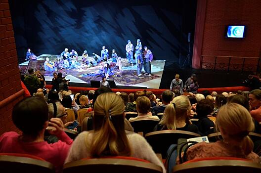 Жители столицы посмотрели онлайн спектакль театра «Практика»