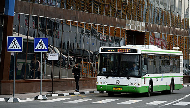 Автобус врезался в ТЦ в Москве