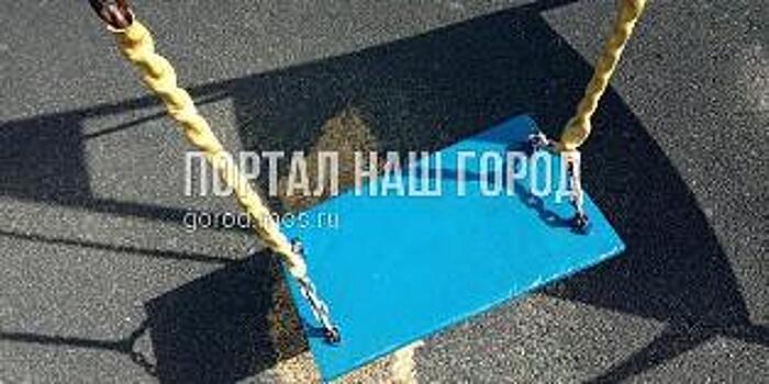 Качели во дворе на Самаркандском бульваре починили по просьбе жителя