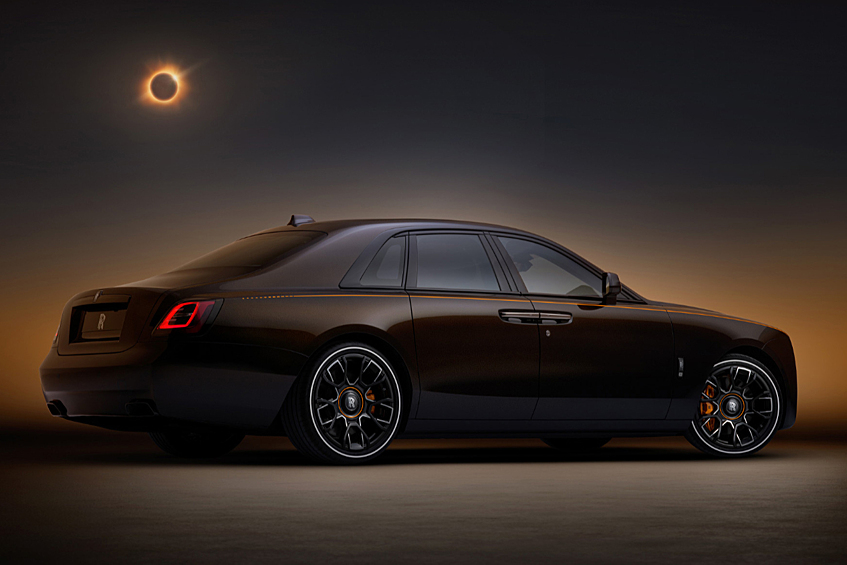 Кузов выкрашен в тёмно-коричневый оттенок Lyrical Copper, подчёркнутый оранжевыми акцентами. Оранжевый цвет есть и внутри, однако главная «фишка» салона — обшивка потолка Starlight.