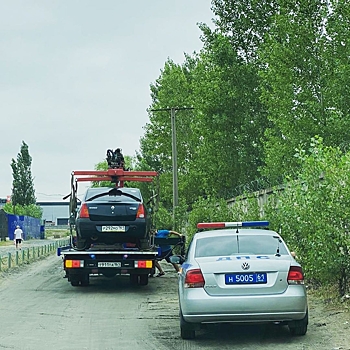 Со стихийной парковки на Соленом озере начали эвакуировать автомобили