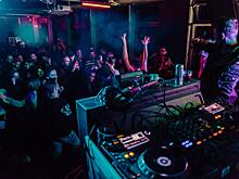 Московский диджей назвал различия работы на тематической вечеринке и в баре