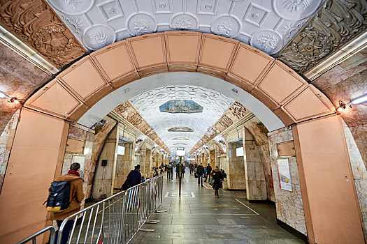 Реставрация барельефов началась на станции метро «Новокузнецкая»