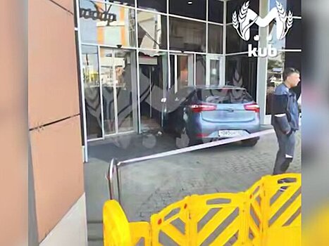 Автомобиль въехал в торговый центр в Краснодаре