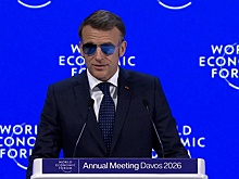 Макрон выступил на форуме в Давосе в солнечных очках
