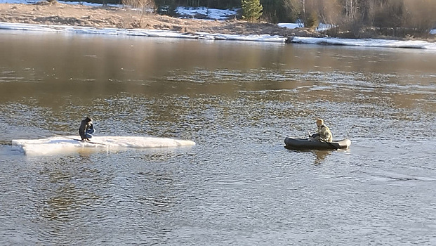 В Свердловской области подросток застрял посреди реки на отколовшейся льдине