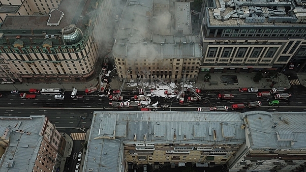 ВИДЕО. Не видно ни зги: улицу в Москве заволокло дымом из-за пожара в хостеле