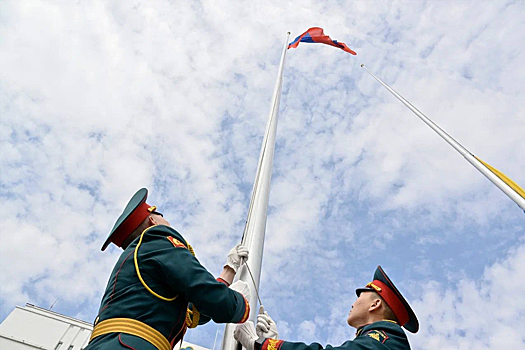 В Туве в День России поддержали две традиции — подняли государственные флаги и вручили паспорта