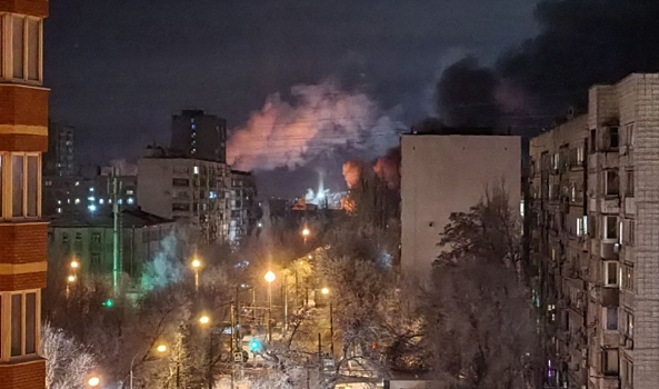 В Волгограде тушат крупный пожар на складе в микрорайоне Тулака