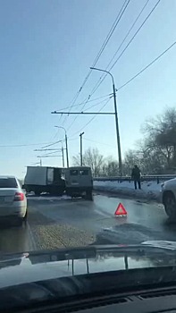 В Оренбурге произошло ДТП с участием «БМВ» микроавтобуса и «УАЗа»
