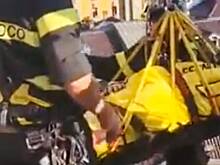 Спасение потерявшей сознание на крыше собора в Европе туристки попало на видео