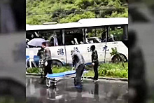 Кусок скалы снес автобус в Китае и убил людей