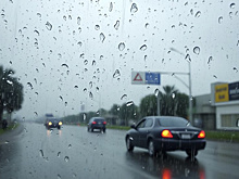 Автоэксперт Ладушкин перечислил правила поведения за рулём во время ливня