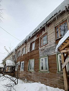 Каждый выход жильцов из дома на Ключевой, 16 может стать последним из-за нависшей ледяной опасности