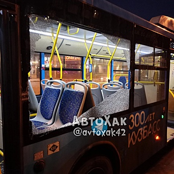 Автобус в Новокузнецке лишился стекла после ДТП с трамваем