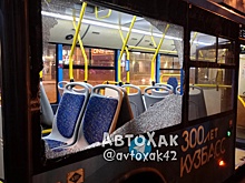 Автобус в Новокузнецке лишился стекла после ДТП с трамваем