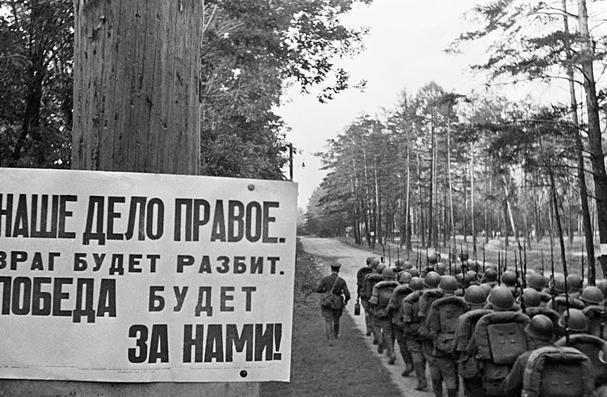 Мобилизация. Колонны бойцов движутся на фронт. Москва, 23 июня 1941 года