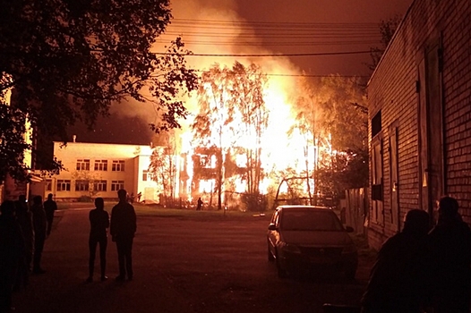 Ночью пожарные спасли от огня школу на Варавино-Фактории