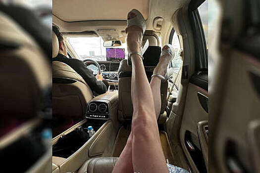 Балерина Волочкова опубликовала фотографию своих голых ног в автомобиле
