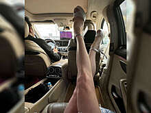 Балерина Волочкова опубликовала фотографию своих голых ног в автомобиле