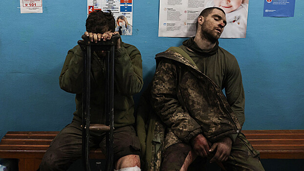 Повестку вручат всем: Киев бросает в бой последних мужчин