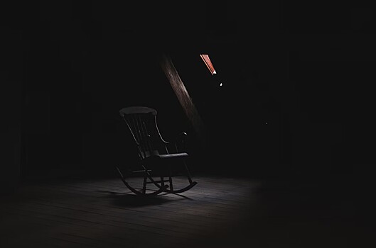 Почему нам мерещатся фигуры и блики в темноте?