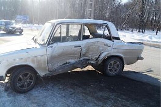 В Орловской области минивэн протаранил «шестерку»