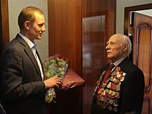 Ветерана из Лианозова поздравили префект и глава управы
