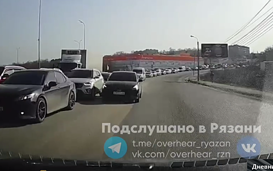 Пытавшийся объехать пробку по «встречке» водитель попал на видео в Рязани