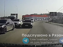 Пытавшийся объехать пробку по «встречке» водитель попал на видео в Рязани