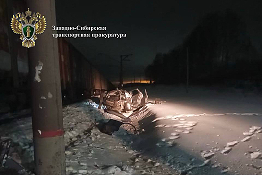 Грузовой поезд переехал автомобиль на путях в Новосибирской области