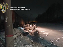 Грузовой поезд переехал автомобиль на путях в Новосибирской области