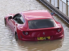 Видео: суперкар Ferrari FF затопило из-за прорыва водопровода