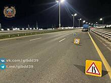 Машина всмятку, у водителя сломаны кости лица: под Калининградом Mitsubishi врезался в стоящий у обочины эвакуатор