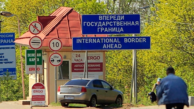 Эстония прекратила пропуск российских авто через границу
