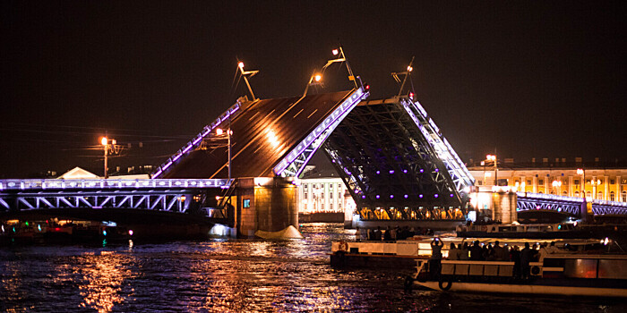 Дворцовый мост в Петербурге помыли после зимы