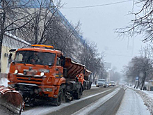 В Ульяновске на борьбу со снегопадом вывели 82 единицы спецтехники